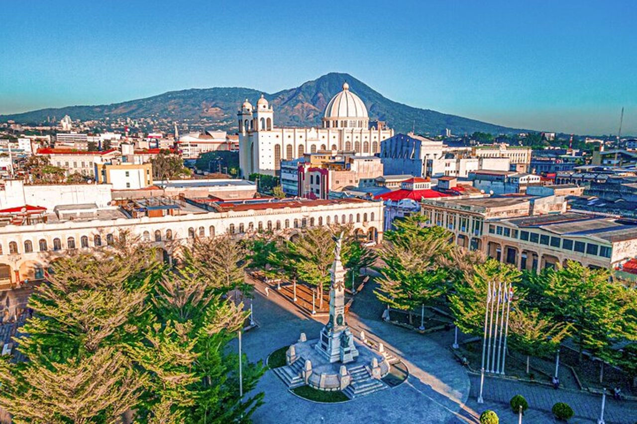 Tour panoramico della città durante lo scalo a San Salvador — 9