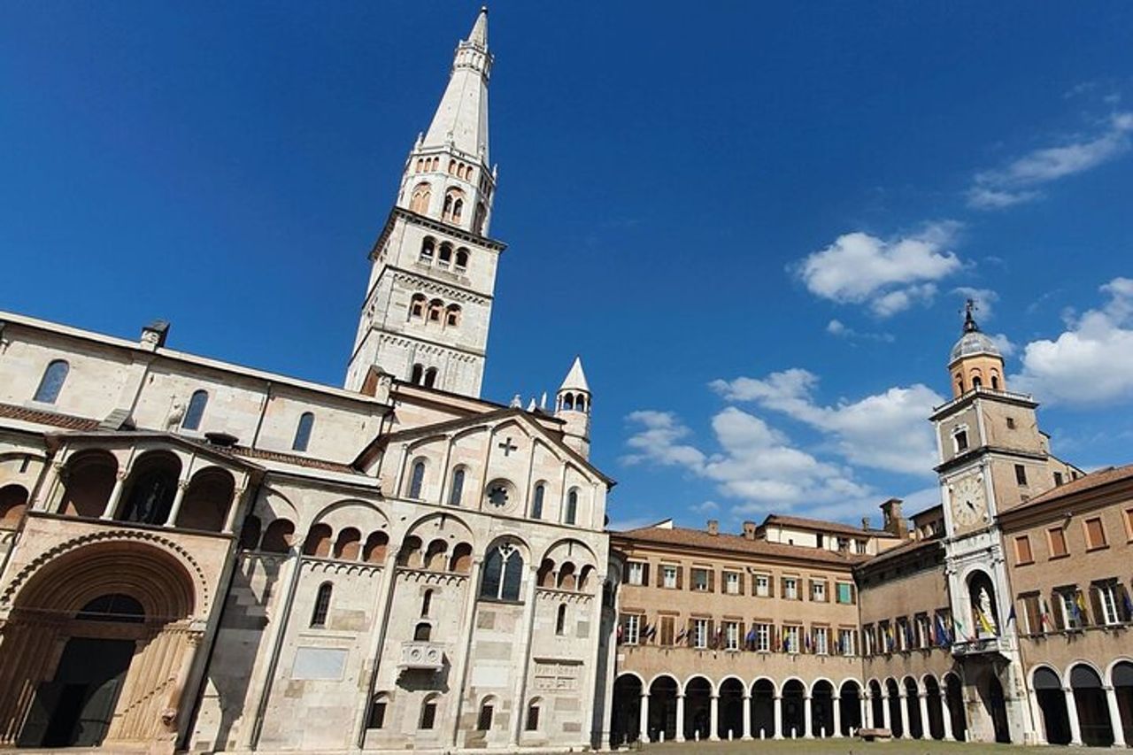 Tour a piedi di Modena con audioguida e guida scritta da un locale — 2