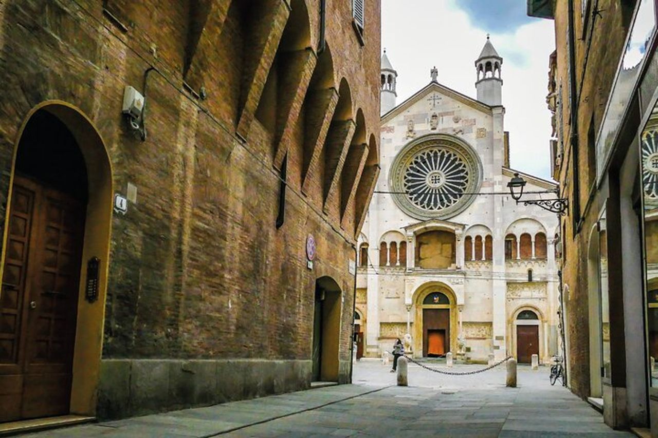 Tour a piedi di Modena con audioguida e guida scritta da un locale