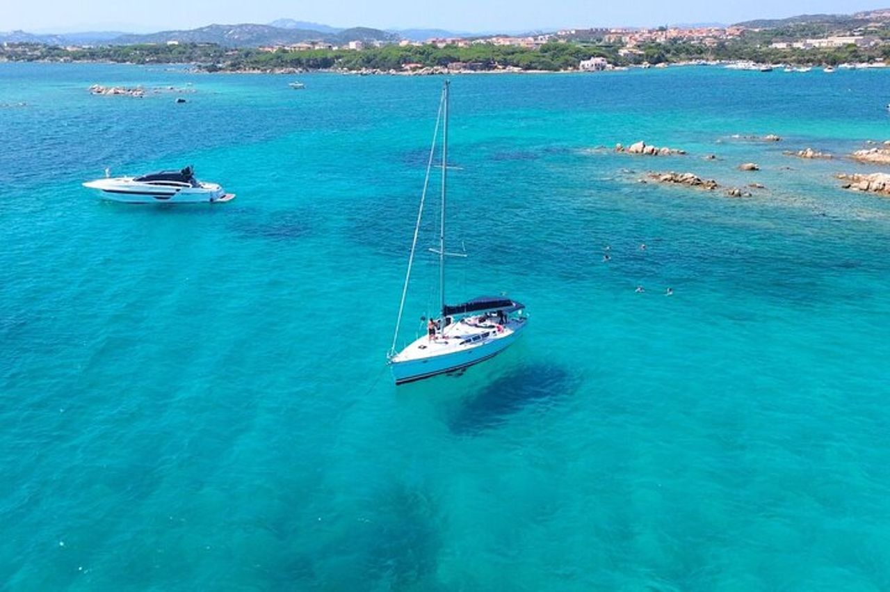 Da Cannigione: Tour in Barca a Vela nell'Arcipelago di La Maddalena