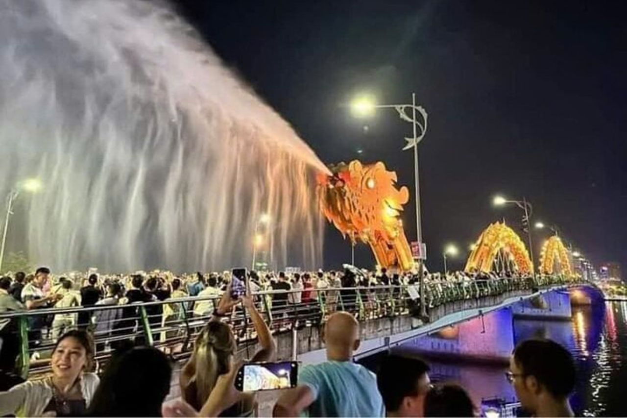 Tour notturno in moto DA Nang e crociera sul fiume da Lady Rider — 4