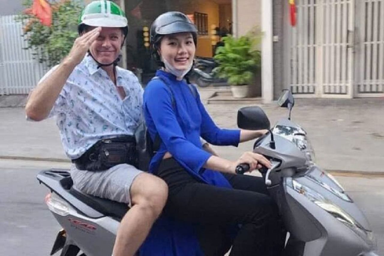 Tour notturno in moto DA Nang e crociera sul fiume da Lady Rider — 6