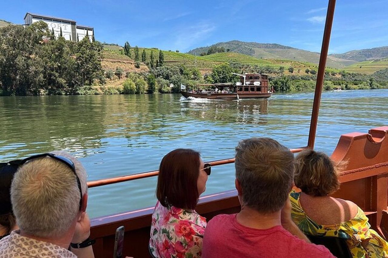 Tour della valle del Douro: 2 visite ai vigneti, crociera sul fiume, pranzo in cantina — 7