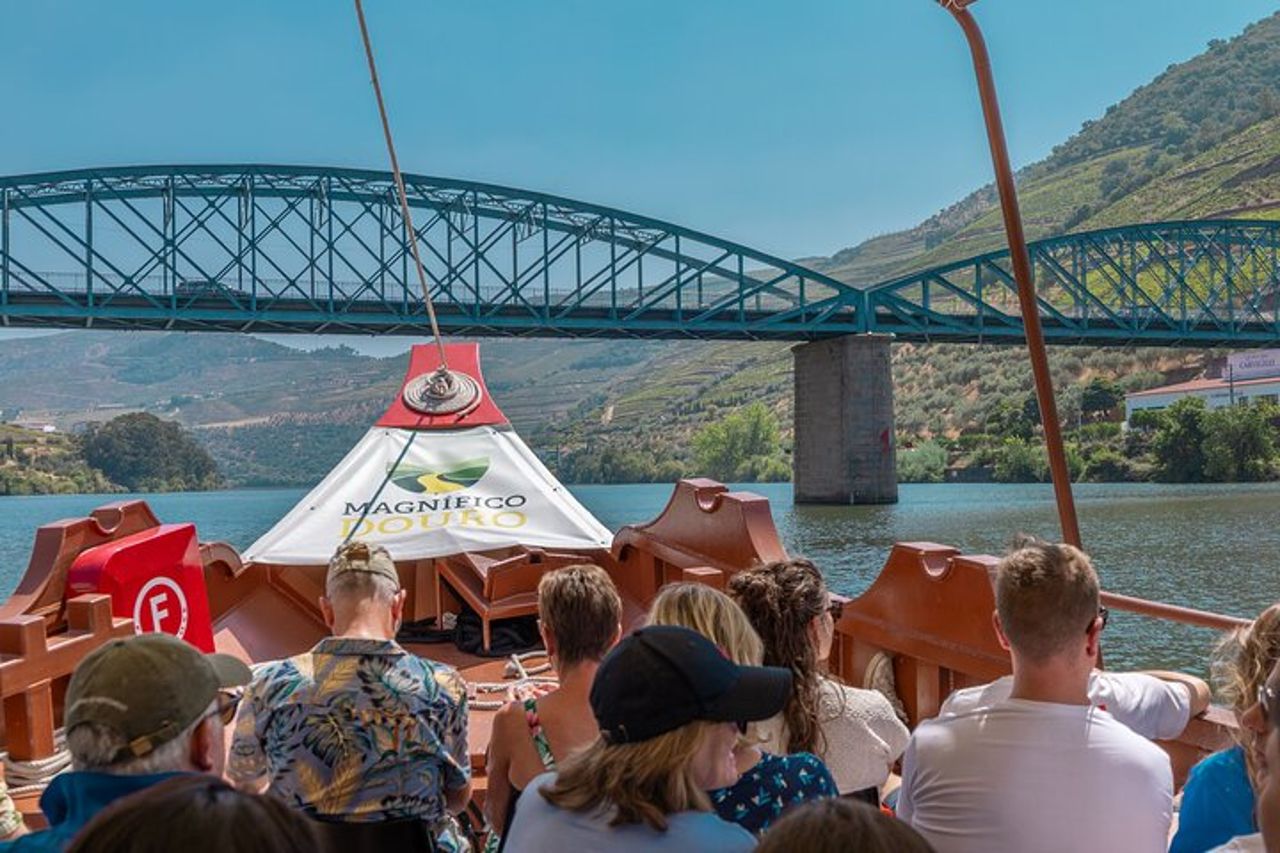 Tour completo del vino della Valle del Douro con pranzo, degustazioni di vini e crociera sul fiume — 9