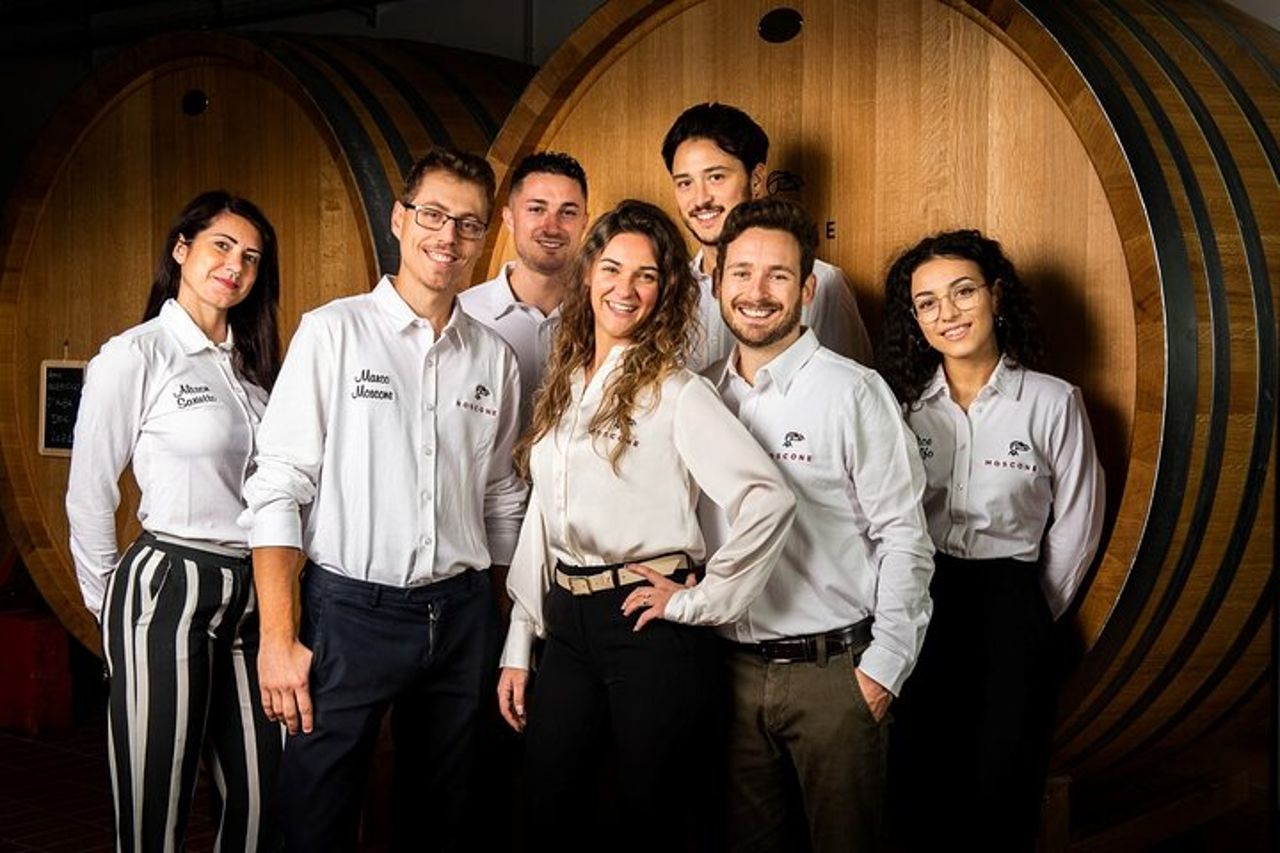 Esplora e assapora una degustazione dinamica di vini presso la Cantina Moscone — 9