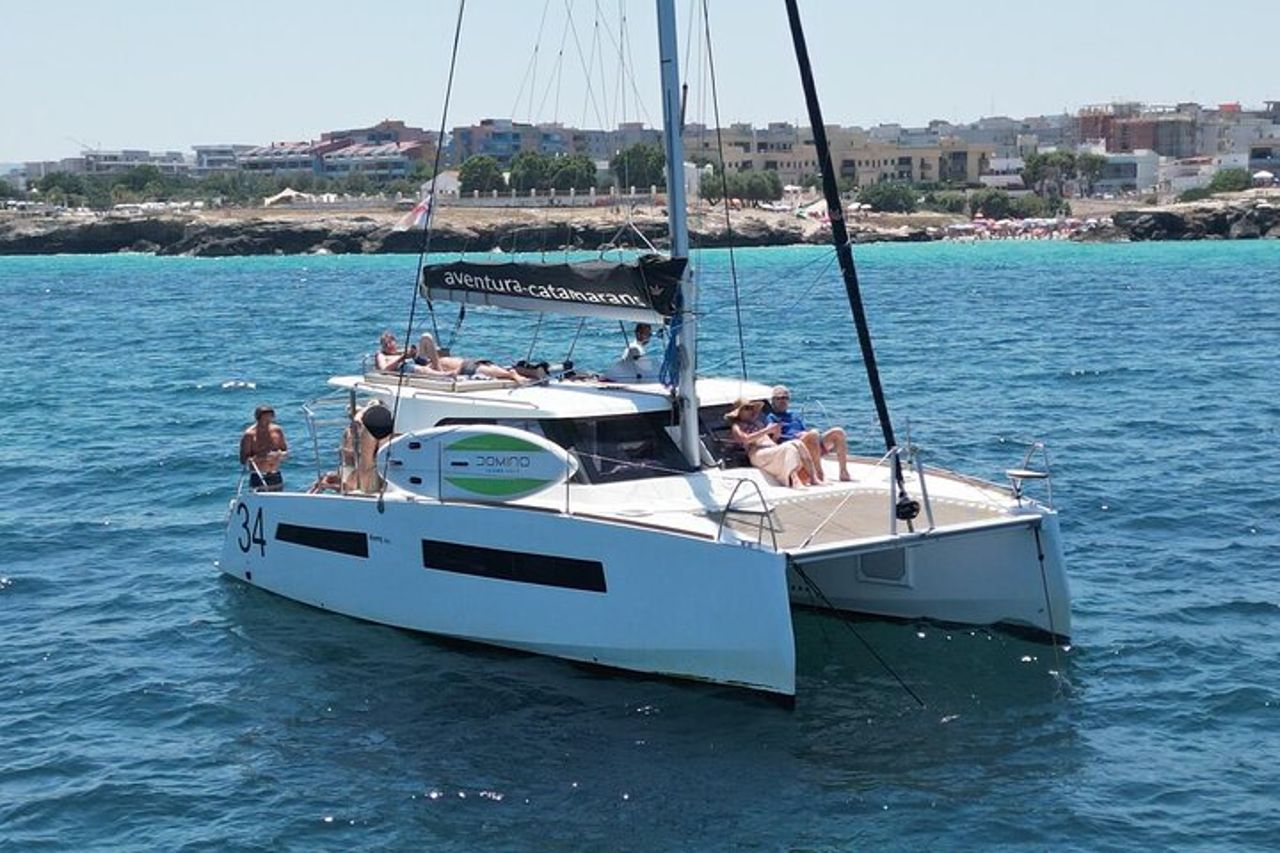 Tour Privato di Mezzo Giorno in Catamarano a Polignano a mare — 2