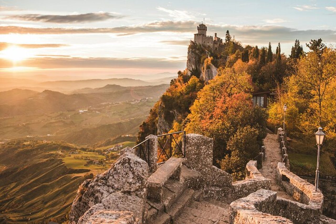 Tour a piedi di San Marino con audioguida e guida scritta