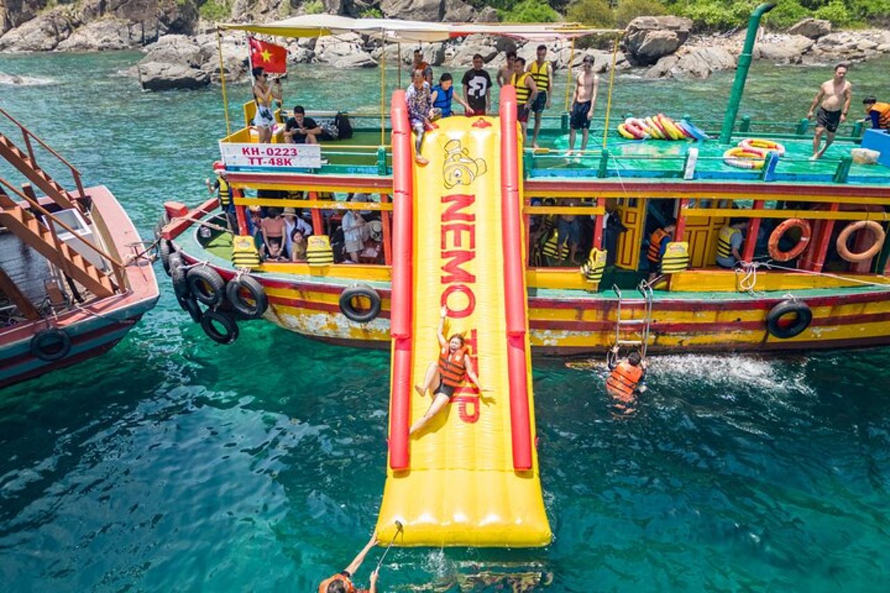 Tour delle isole di Nha Trang con snorkeling e festa galleggiante