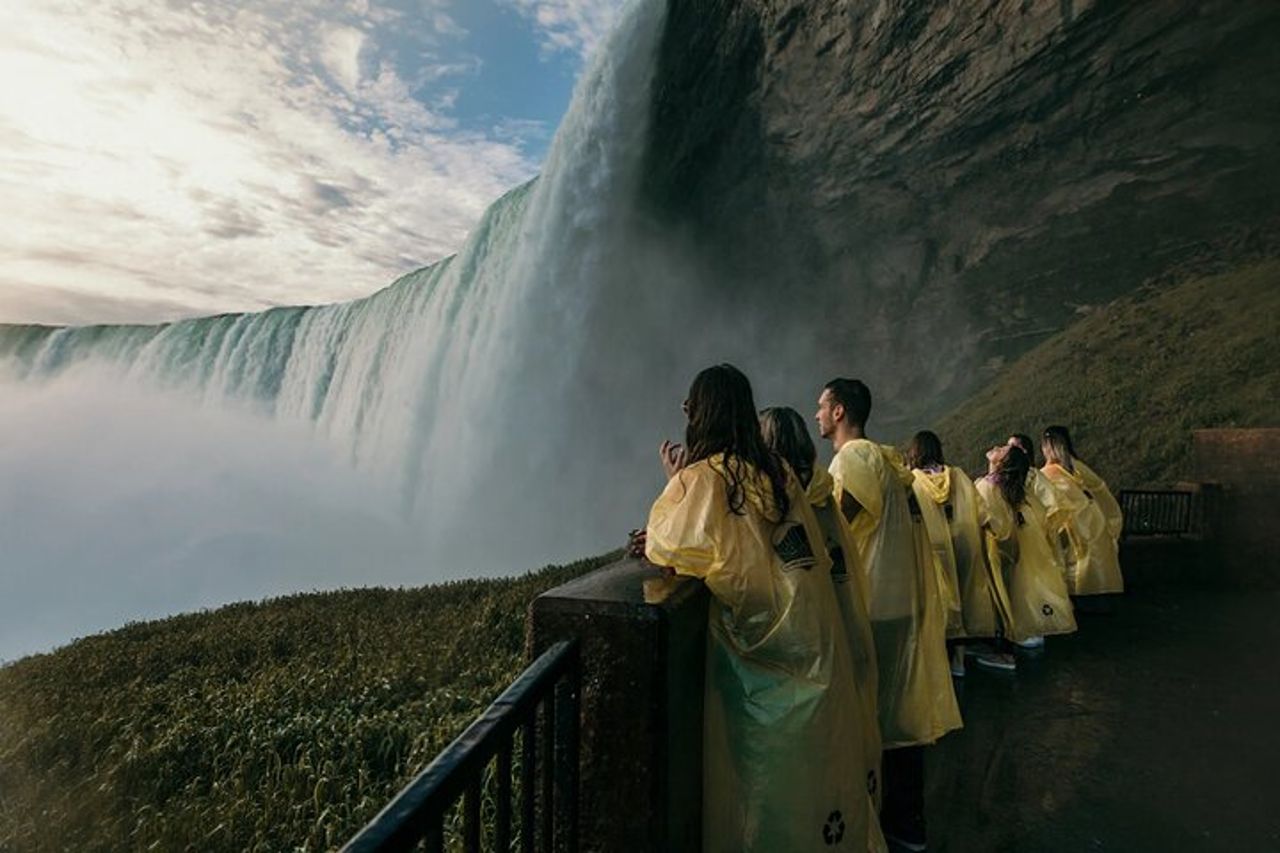 Cascate del Niagara: Crociera in barca, viaggio dietro le cascate e tour di Skylon — 3