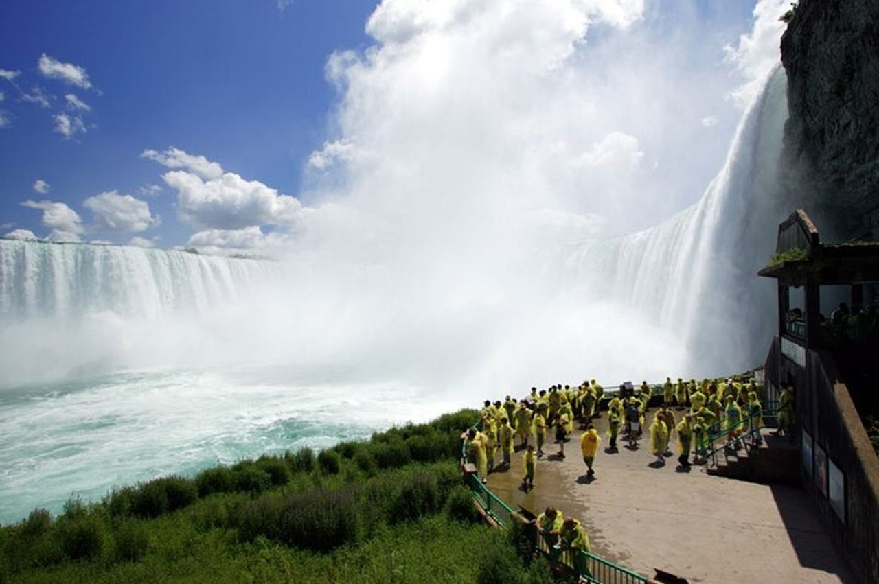 Cascate del Niagara: Crociera in barca, viaggio dietro le cascate e tour di Skylon — 4