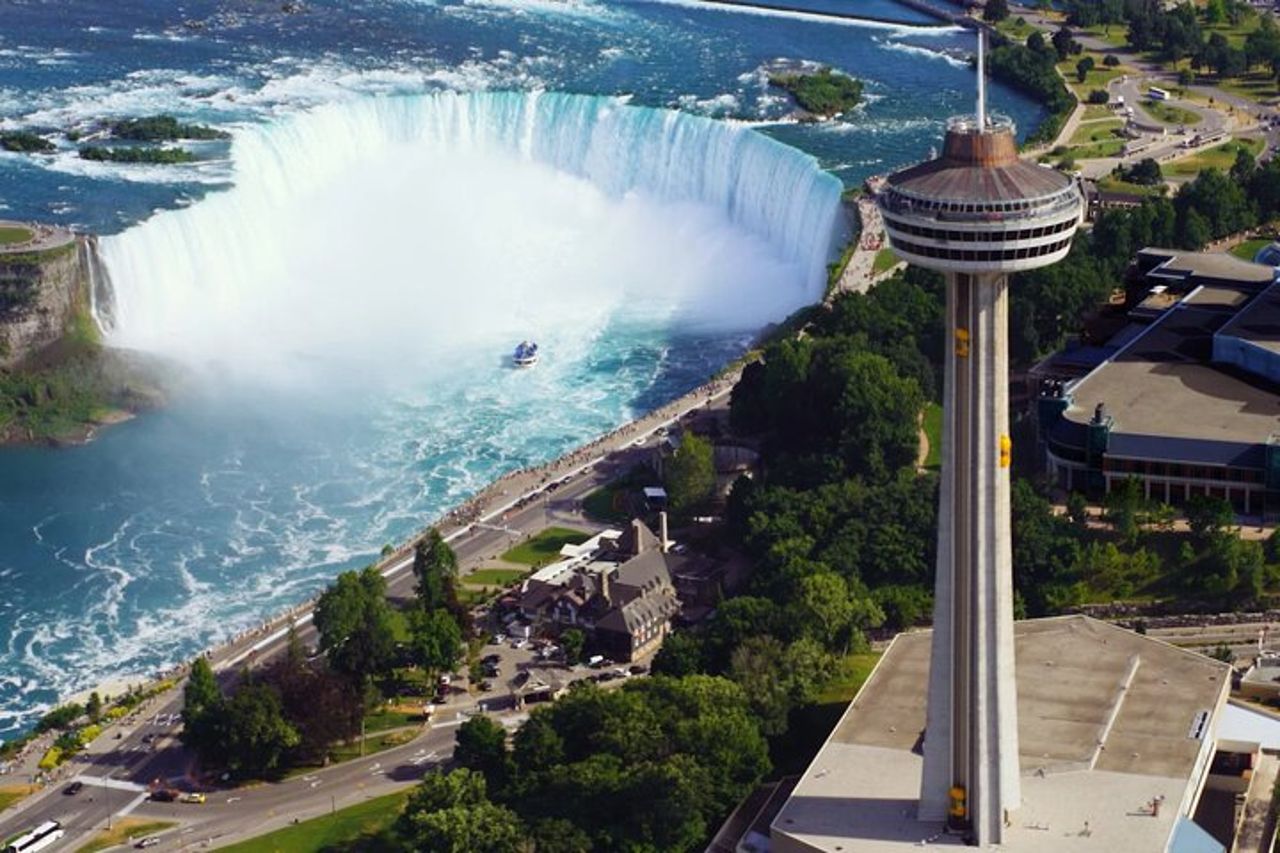 Cascate del Niagara: Crociera in barca, viaggio dietro le cascate e tour di Skylon — 6