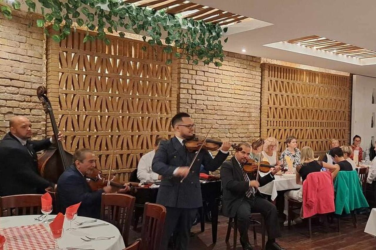 Cena tradizionale ungherese con musica zingara dal vivo
