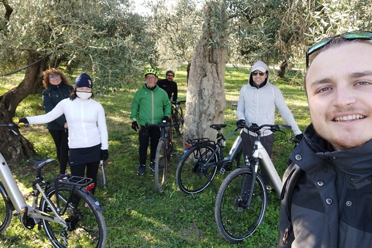 Tour in E-Bike e Degustazione di Olio d'Oliva nella Campagna Pugliese — 6