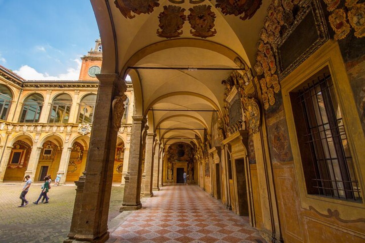 Tour Guidato dell'Archiginnasio in Piccolo Gruppo a Bologna — 5