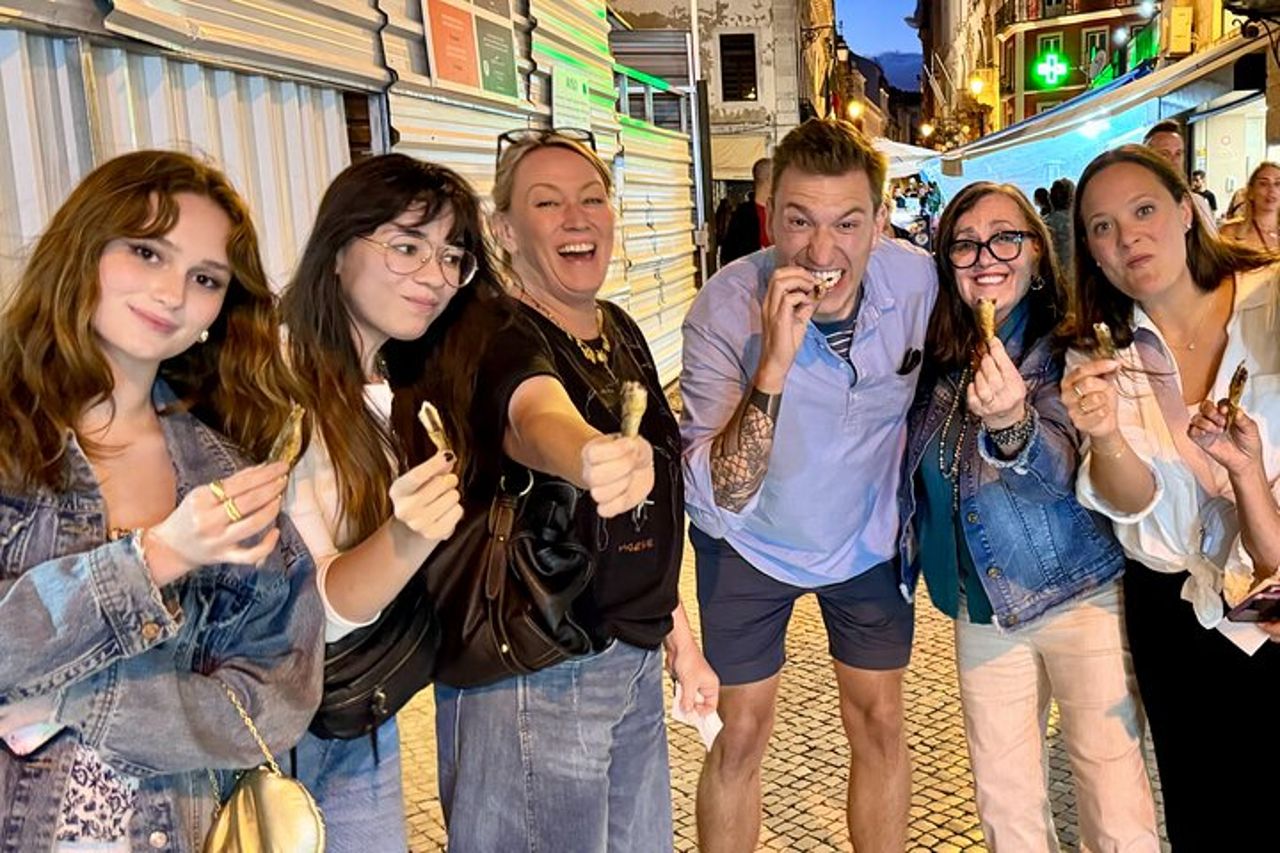 Tour a piedi per piccoli gruppi con degustazione locale — 2
