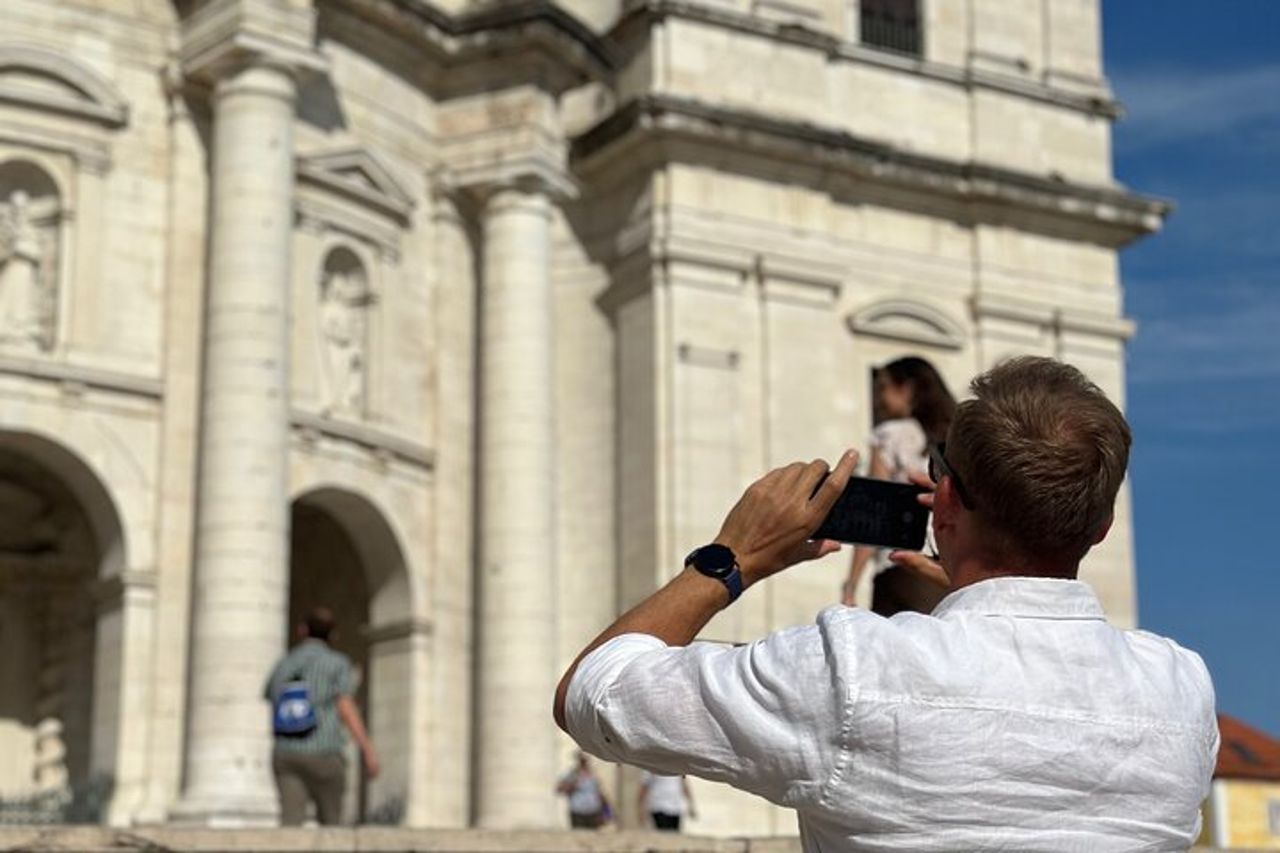 Tour privato in Tuk Tuk attraverso le strade storiche di Lisbona — 2