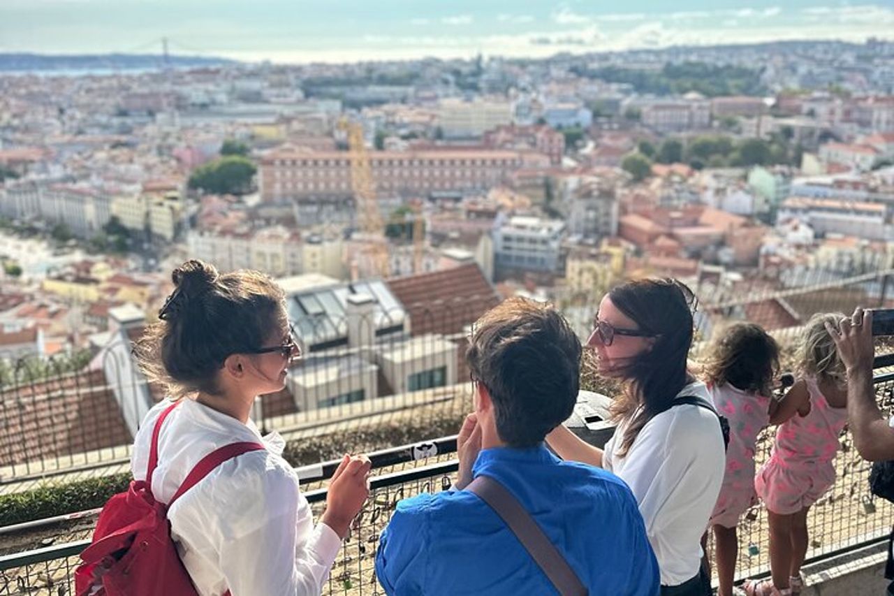 Tour privato in Tuk Tuk attraverso le strade storiche di Lisbona — 4