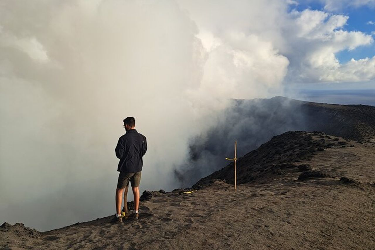 Tour privato all'alba sul vulcano Mt Yasur con guida — 3