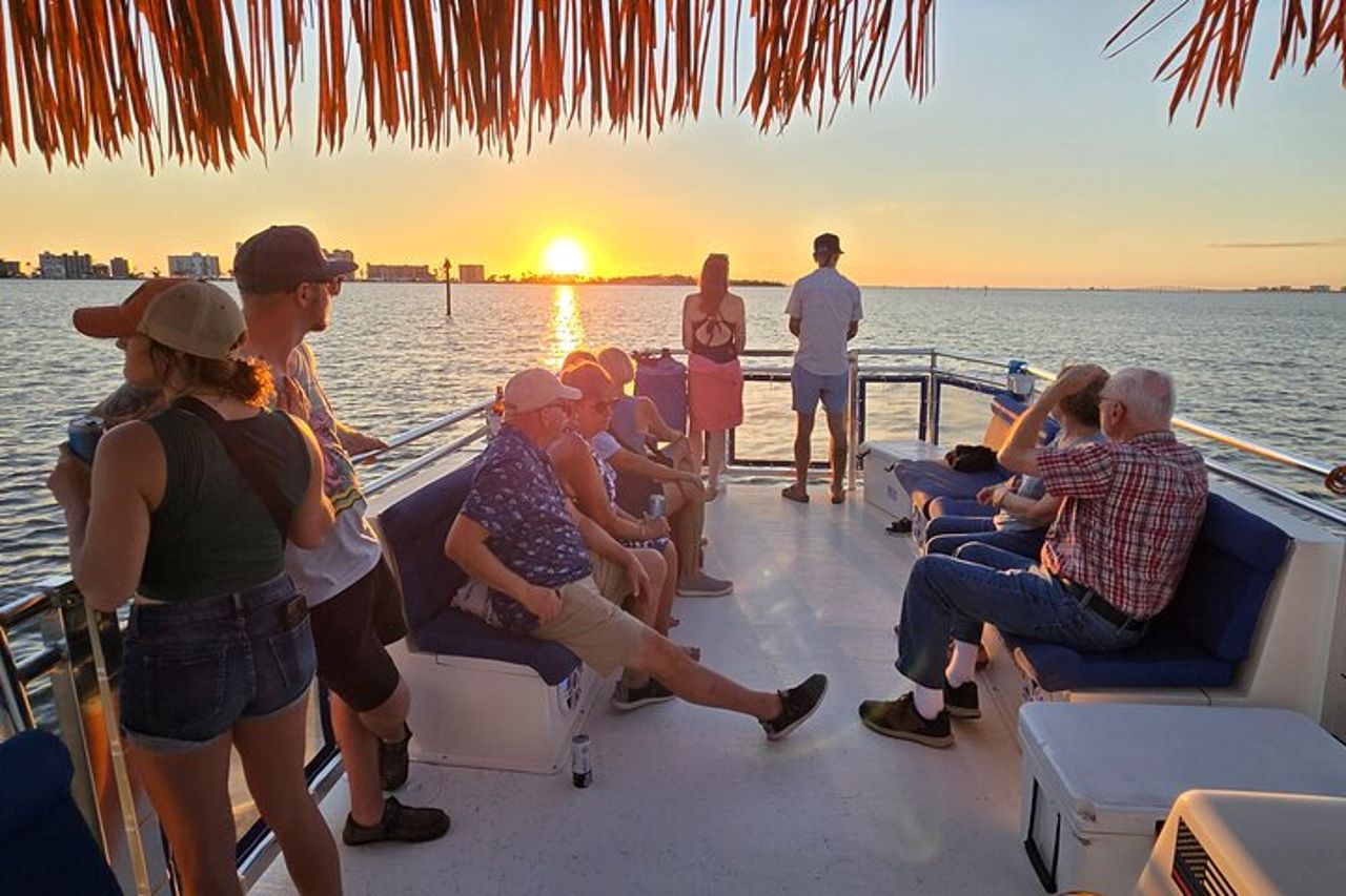 Crociera con delfino al tramonto con vista sul faro di Sanibel — 2
