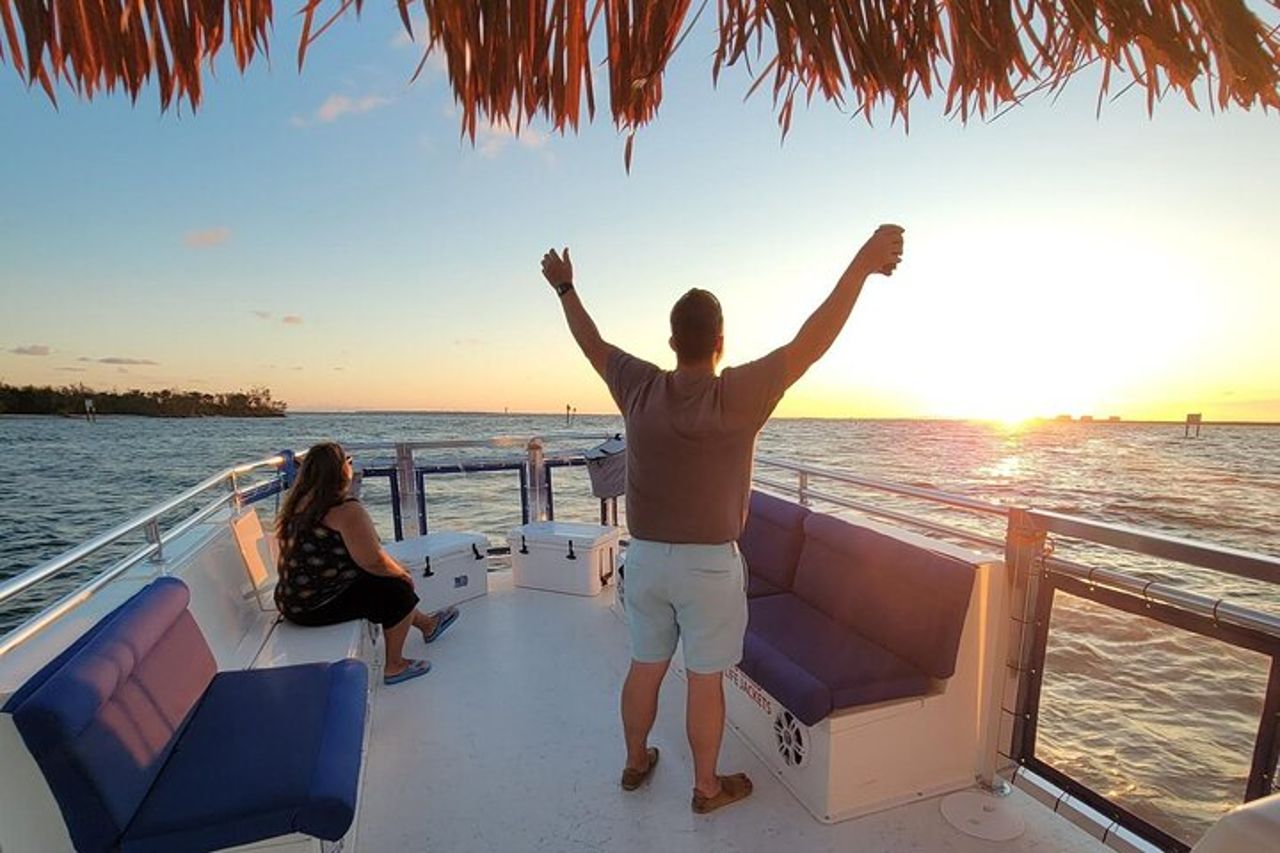 Crociera con delfino al tramonto con vista sul faro di Sanibel