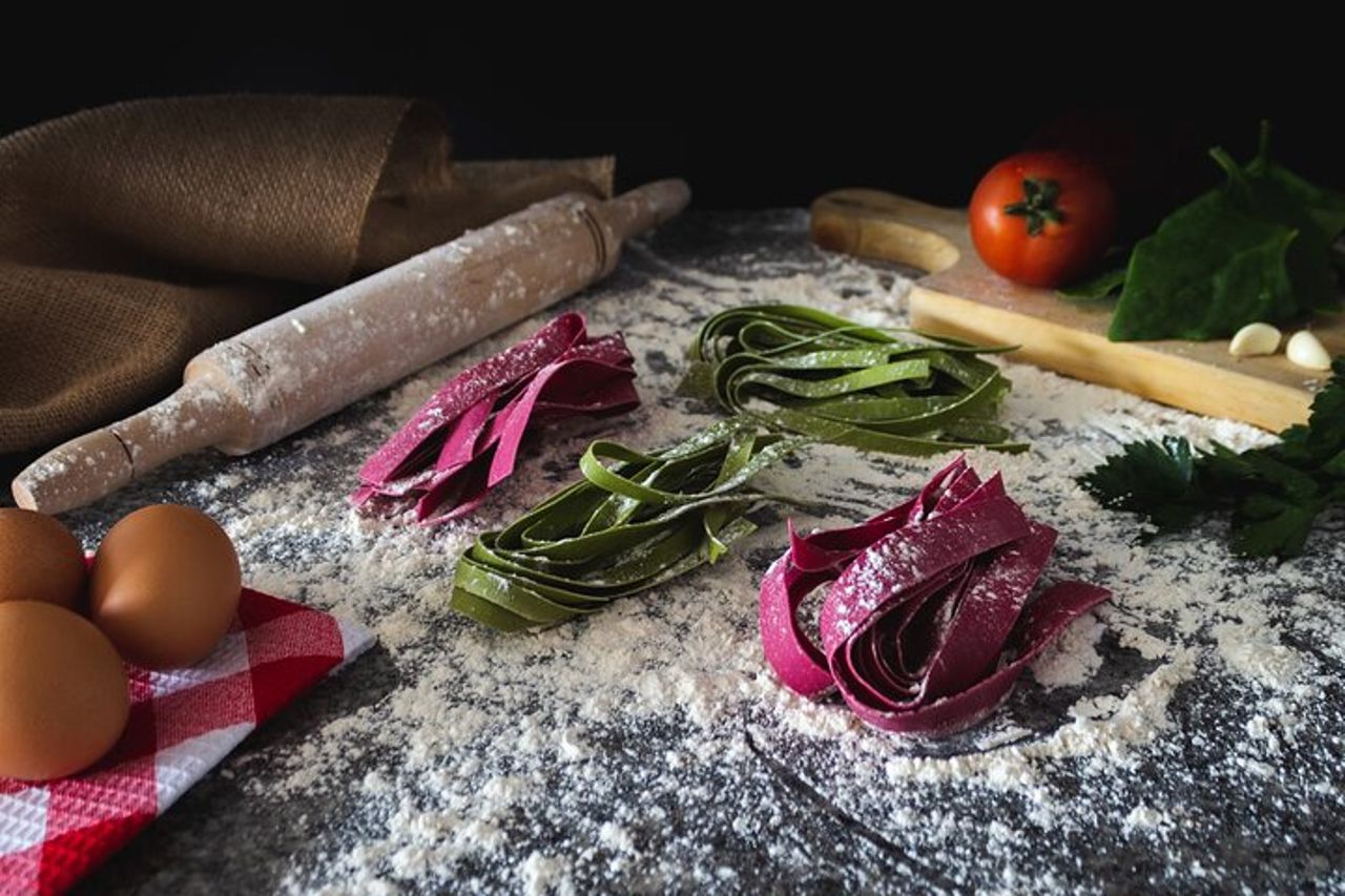Corso di cucina di tagliatelle e ravioli di pasta colorata vicino Arezzo — 2