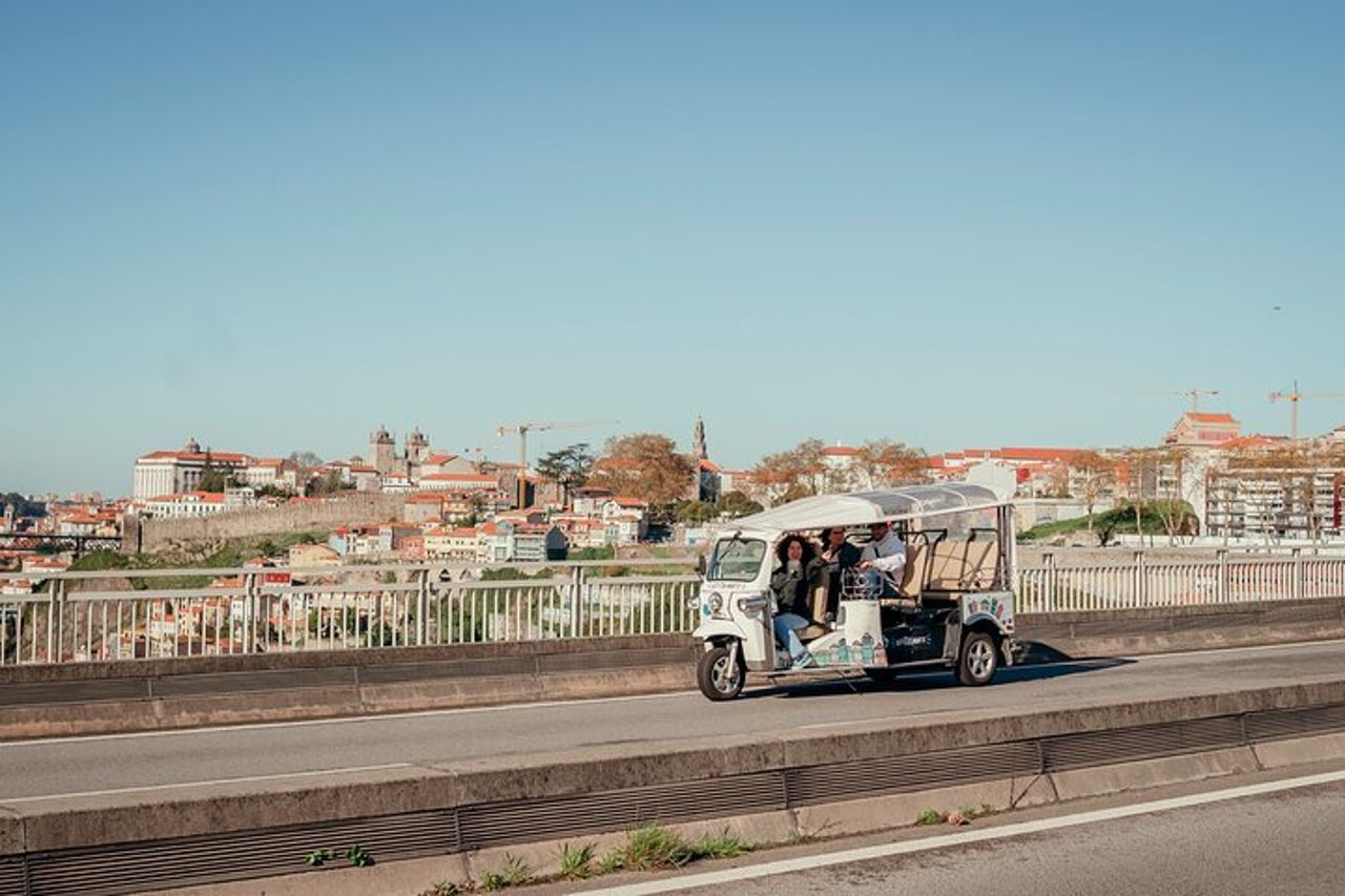 Scopri i punti salienti di Porto su un Tuk Tuk privato elettrico di 2 ore — 6