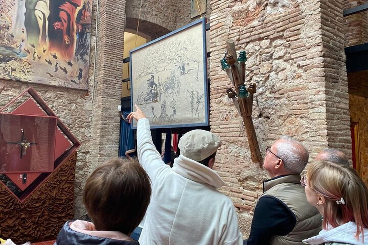 Tour privato del Museo Dalì, Figueres e Cadaques con prelievo in hotel — 8