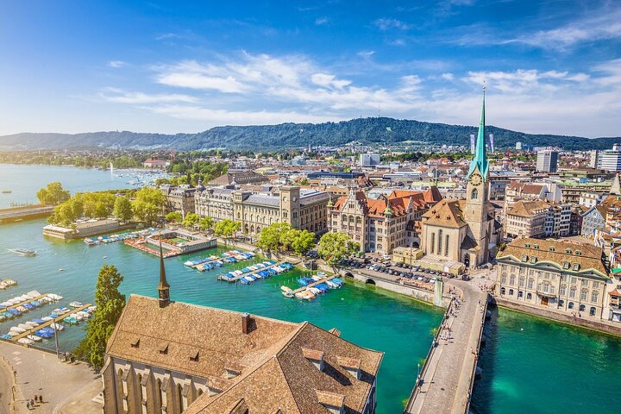 Trasferimento privato da Ginevra a Zurigo, 2h sosta a Montreux