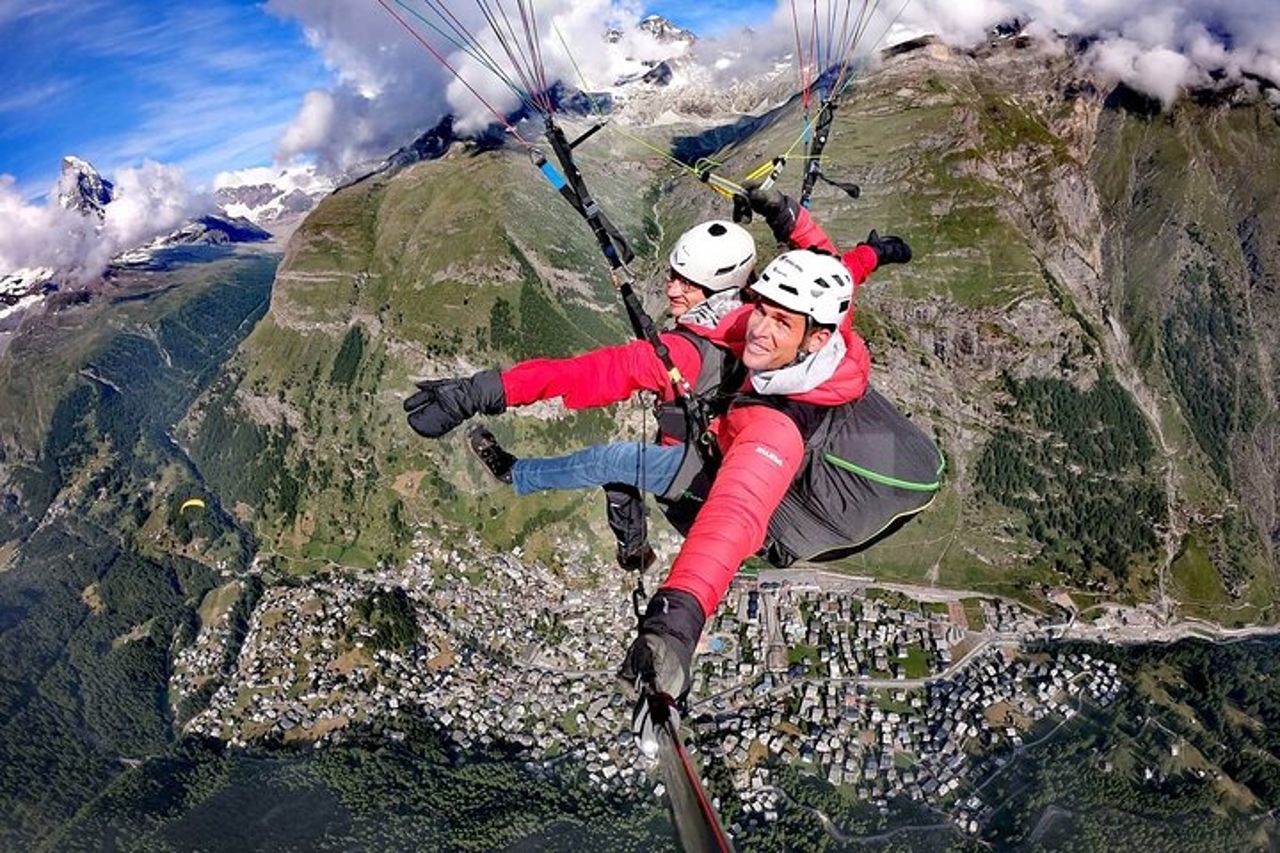 Volo in parapendio in montagna — 7