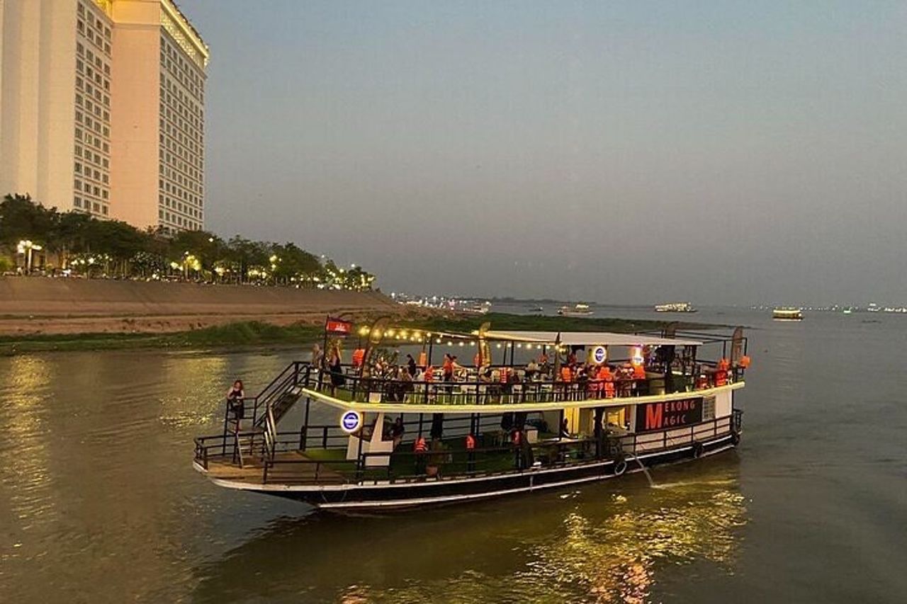 Crociera al tramonto a Phnom Penh con birra illimitata e barbecue a buffet