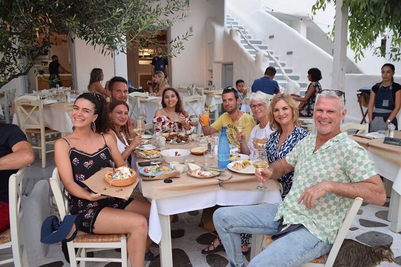 Tour della città vecchia di Naxos con degustazione di vini e cena — 2