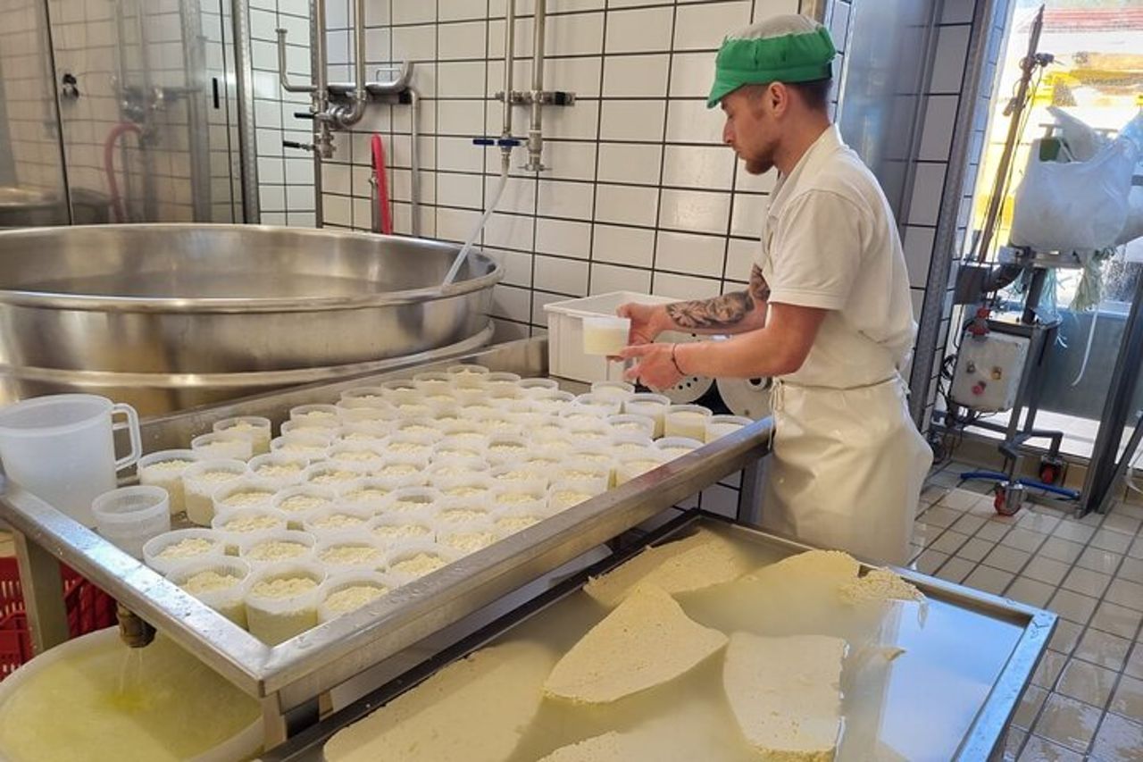 E-bike tour Locorotondo e Martina Franca con visita a caseificio — 9