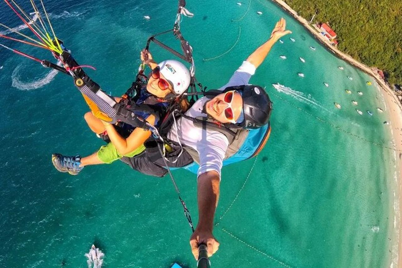 Parapendio tandem Skybound sopra il paesaggio di Koh Larn a Pattaya