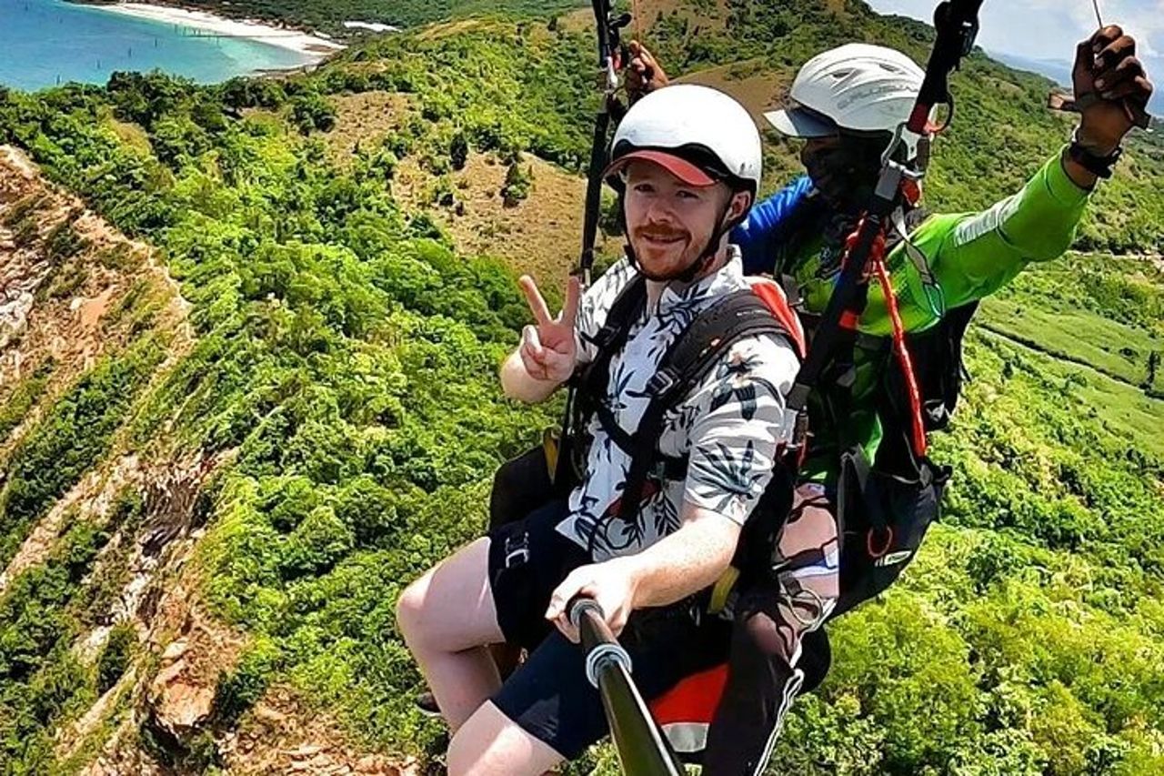 Parapendio tandem Skybound sopra il paesaggio di Koh Larn a Pattaya — 5