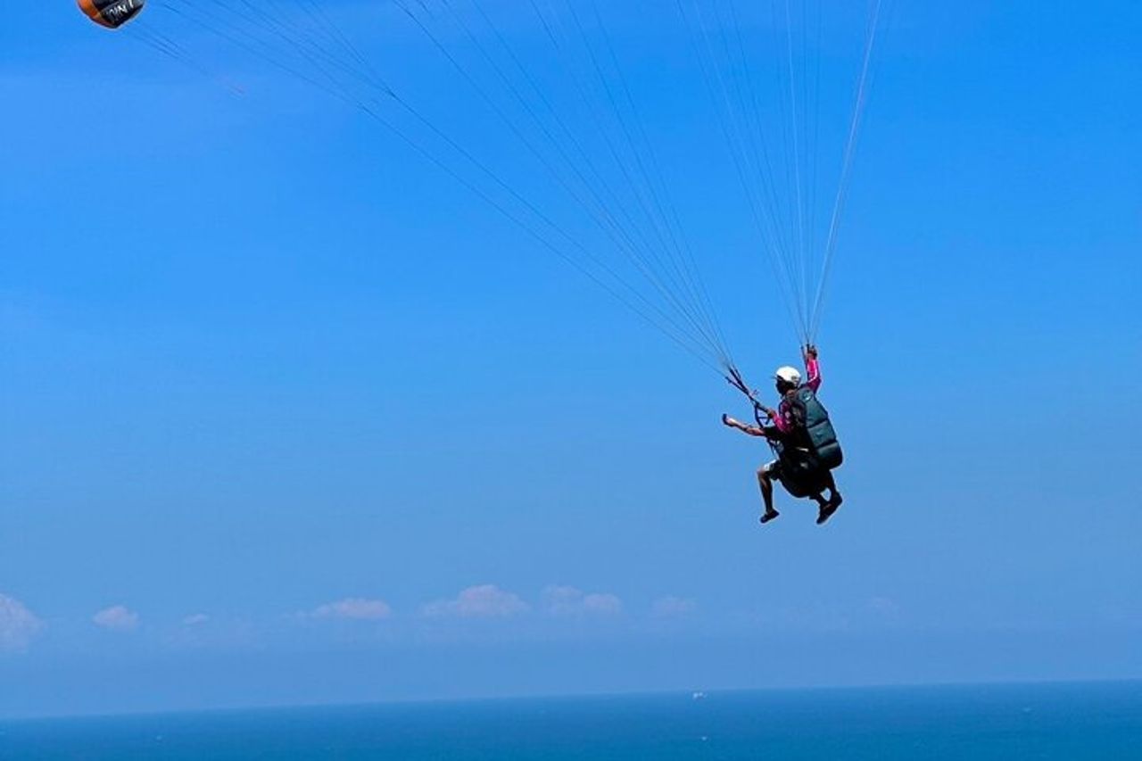 Parapendio tandem Skybound sopra il paesaggio di Koh Larn a Pattaya — 8
