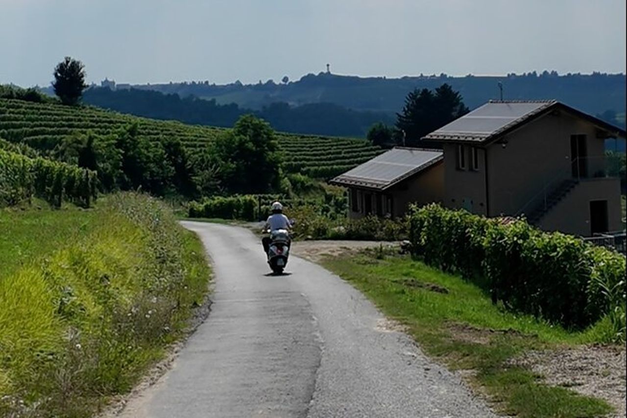 Tour in Vespa nelle Langhe con visita in cantina e pranzo — 5