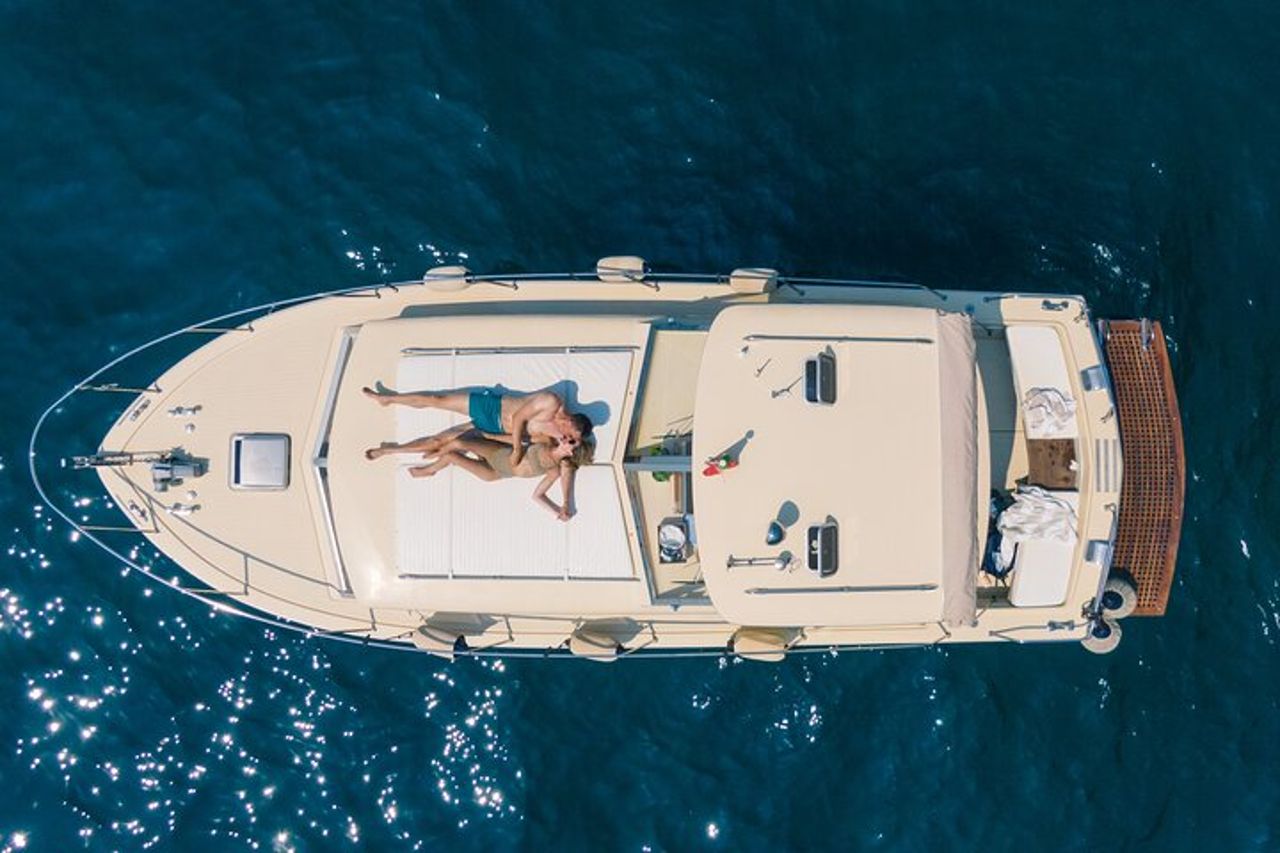 Tour privato in barca lungo la Costiera Amalfitana o Capri da Salerno