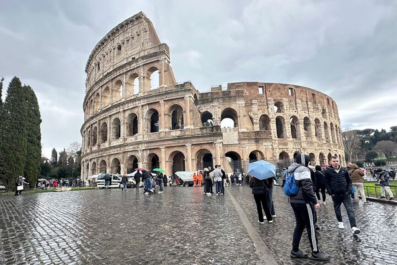 Tour privato guidato completo del Colosseo Foro Romano e Palatino — 3