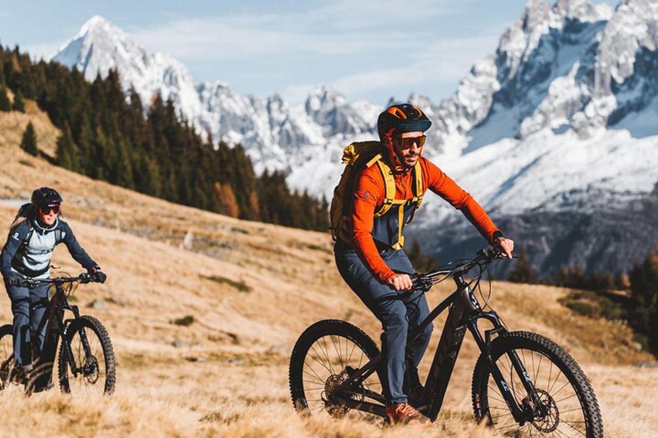 Giornata in mountain bike elettrica a Chamonix: lago di montagna e vista panoramica. — 4