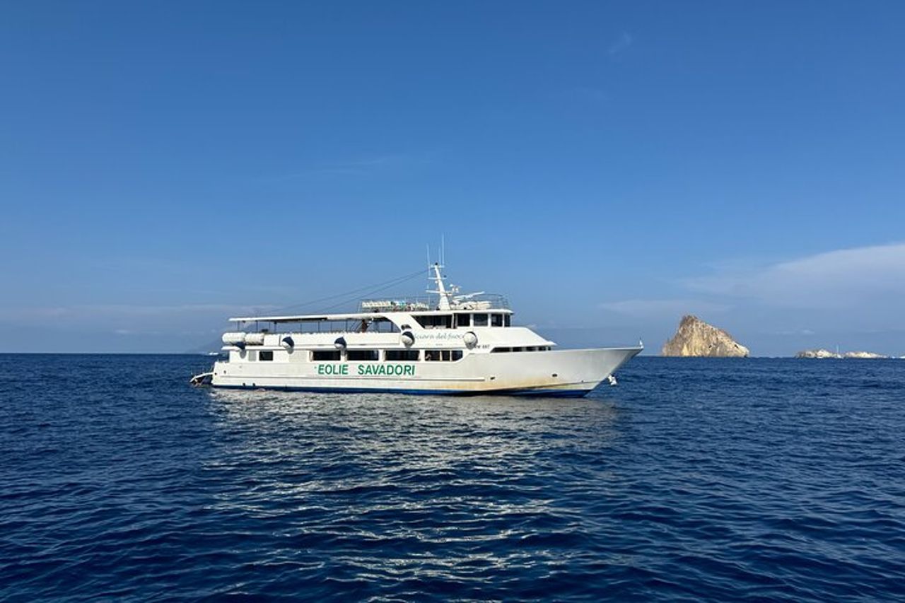 Vulcano Lipari Sciara del fuoco di giorno — 9