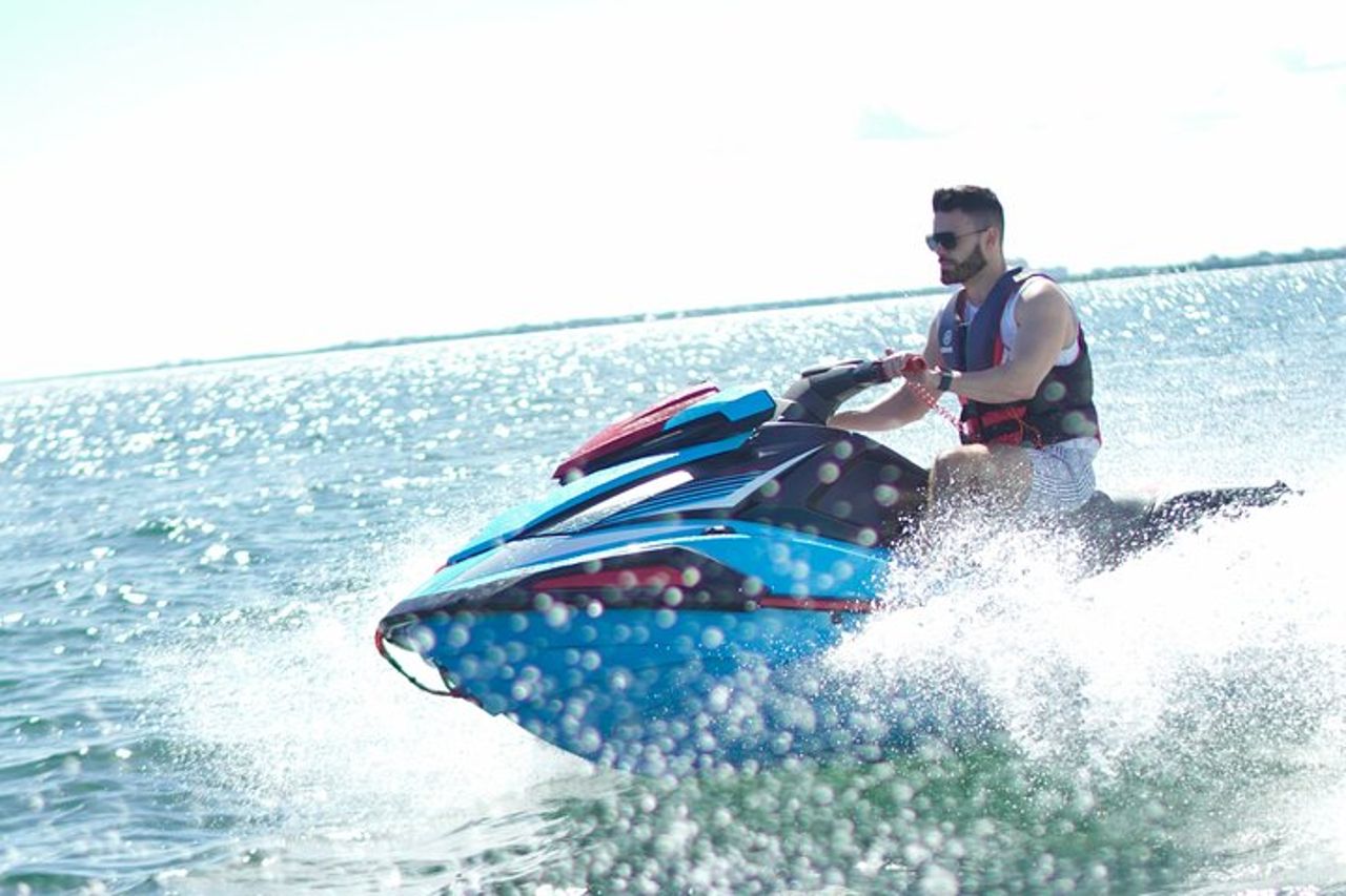 Giro in moto d'acqua mentre si esplorano le isole di Miami — 2