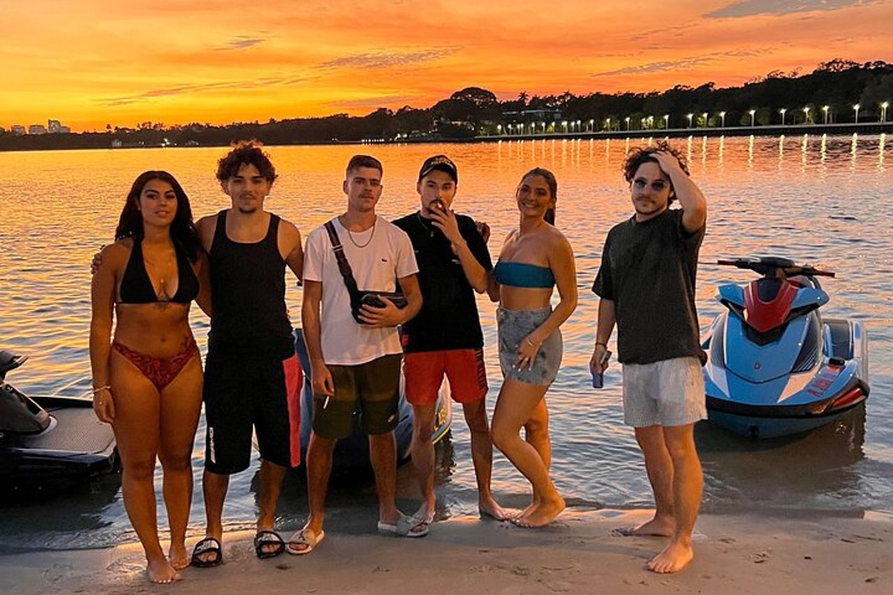 Giro in moto d'acqua mentre si esplorano le isole di Miami — 4
