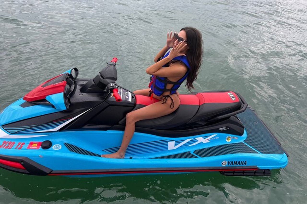Giro in moto d'acqua mentre si esplorano le isole di Miami — 6