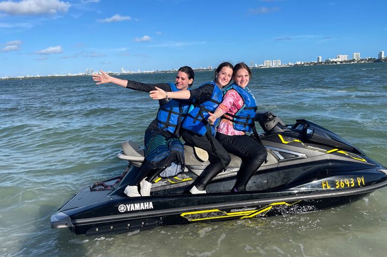 Giro in moto d'acqua mentre si esplorano le isole di Miami — 7