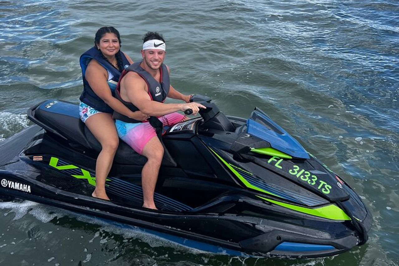 Giro in moto d'acqua mentre si esplorano le isole di Miami — 9