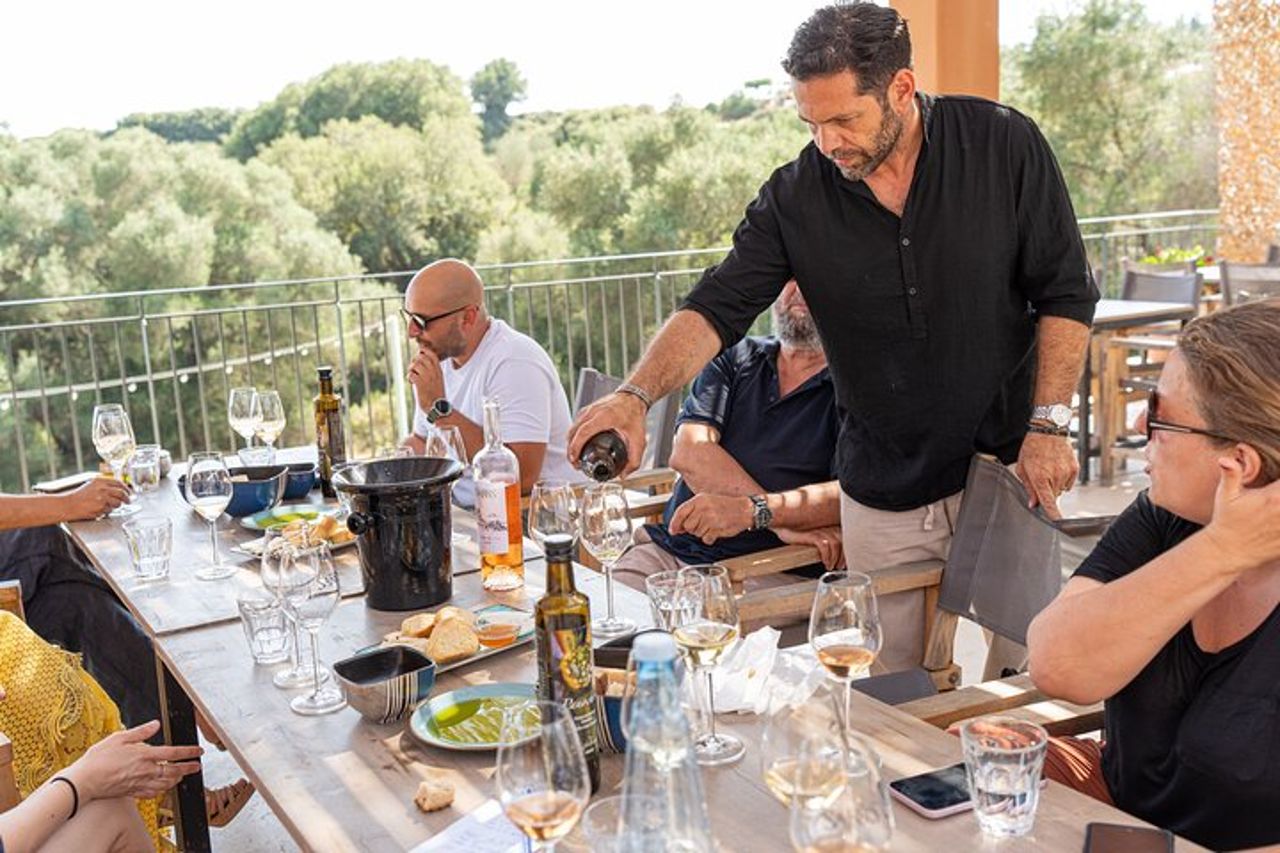 La degustazione di vini alle sei a Cefalonia Grecia — 3