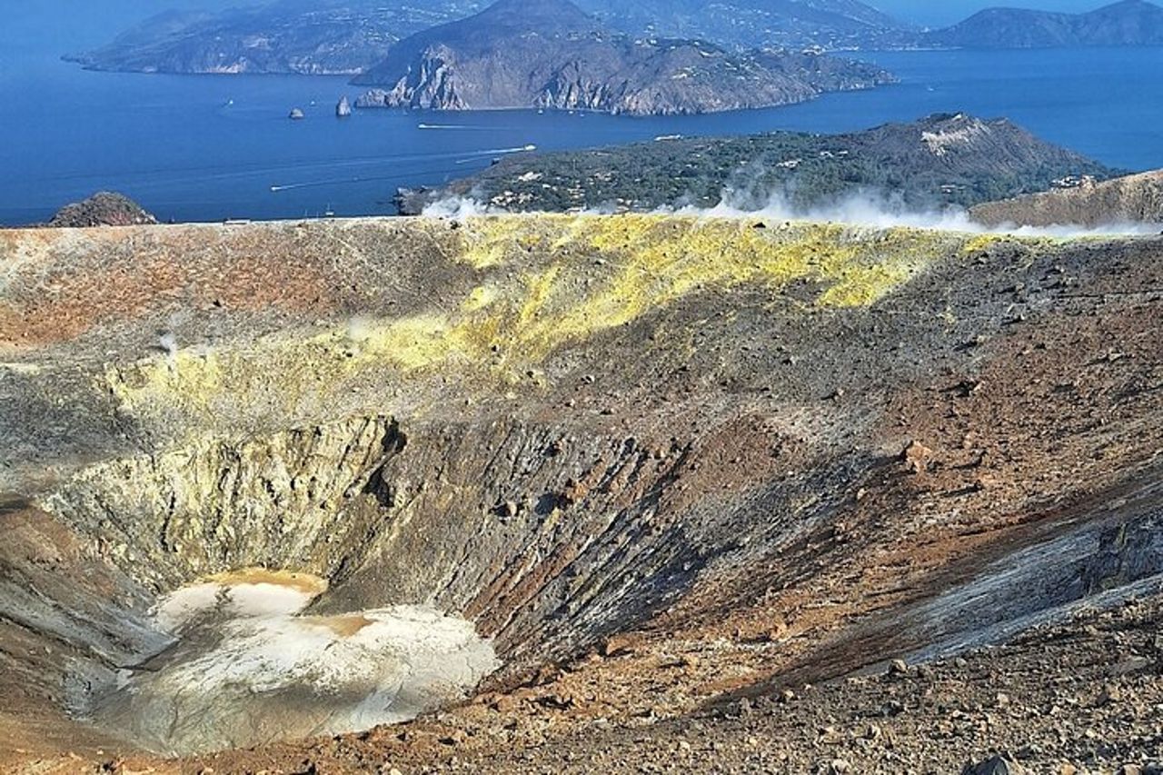 Trekking alla scoperta del Gran Cratere di Vulcano — 3