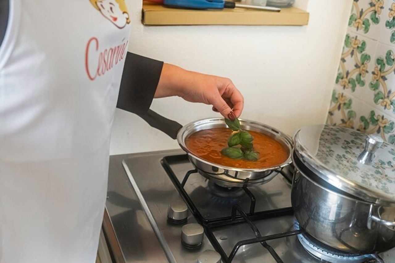 Lezione di sughi tradizionali nella scuola di cucina casalinga di Assisi — 3