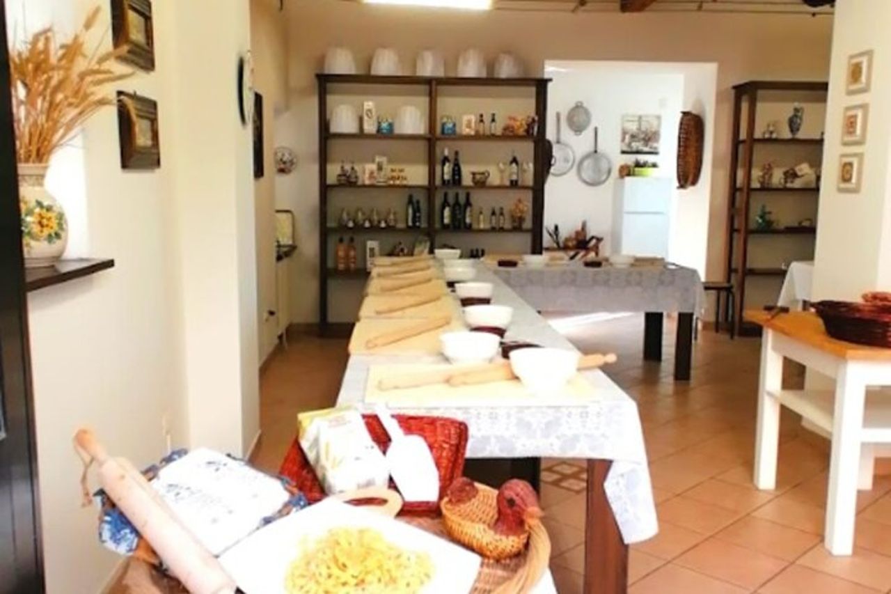 Lezione di sughi tradizionali nella scuola di cucina casalinga di Assisi — 4