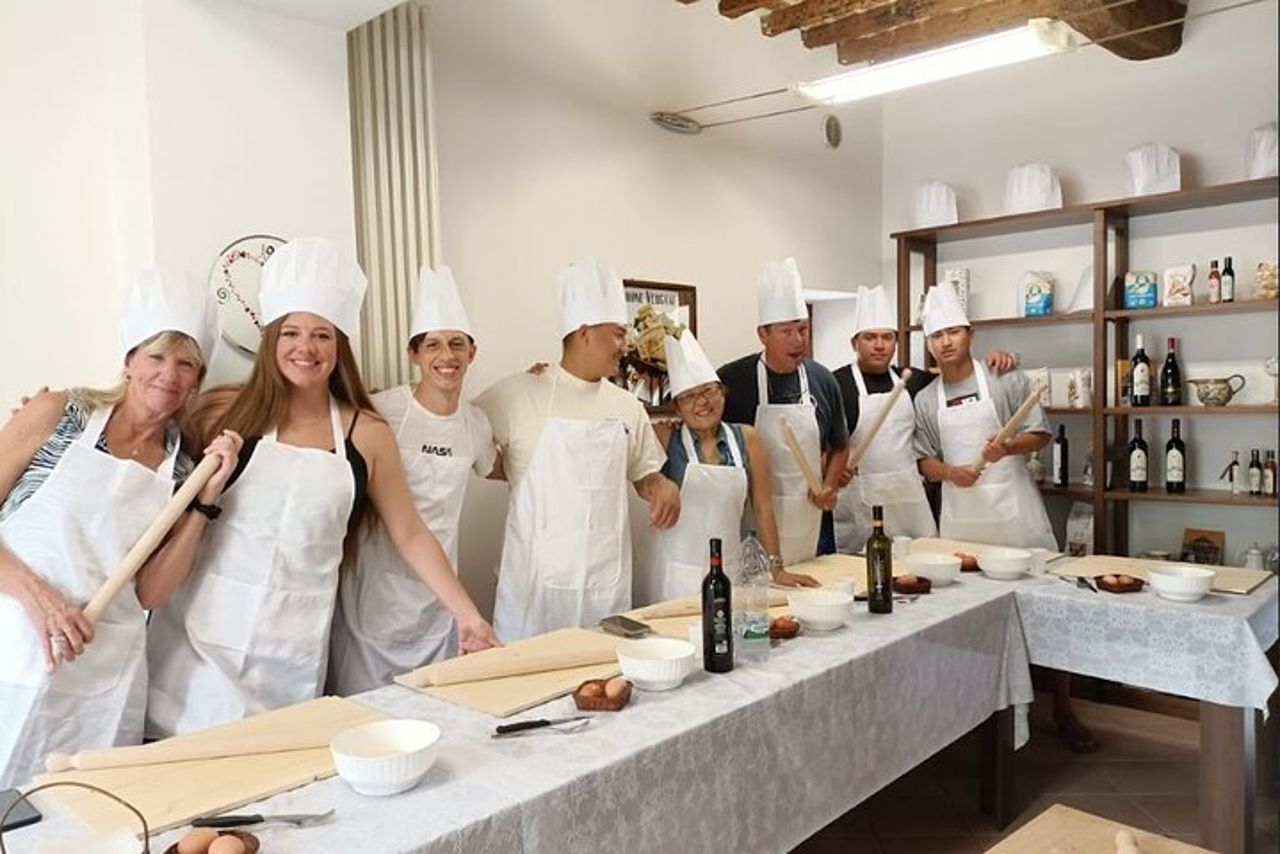 Lezione di sughi tradizionali nella scuola di cucina casalinga di Assisi